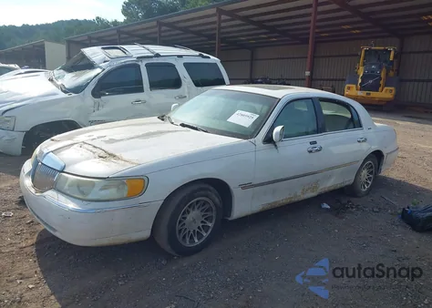 2002 Lincoln Town Car Signature from USA, damaged, VIN 1LNHM82W92Y649030